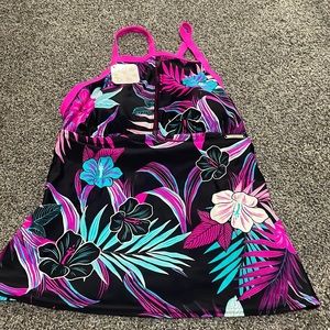 Women’s medium swim top